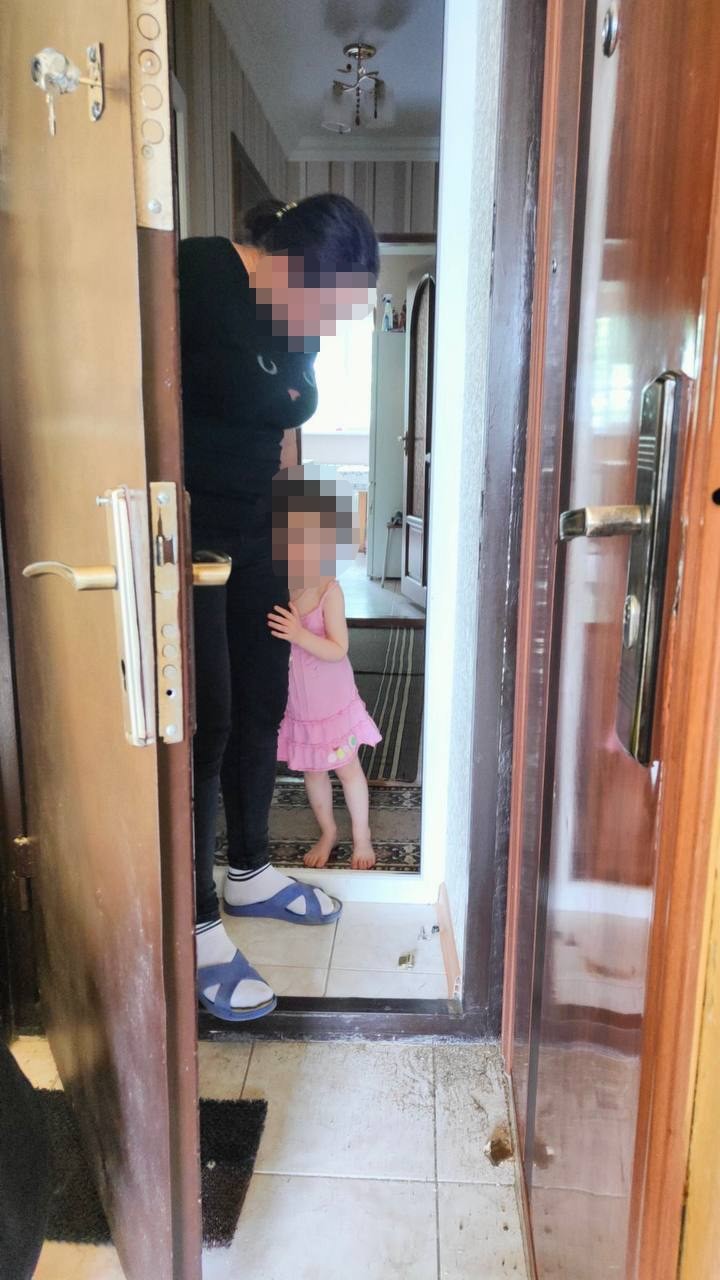 FOTO // O fetiță de trei ani a rămas blocată în casă după ce mama sa a plecat la piață. A fost nevoie de salvatori