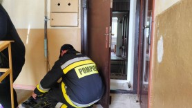 FOTO // O fetiță de trei ani a rămas blocată în casă după ce mama sa a plecat la piață. A fost nevoie de salvatori