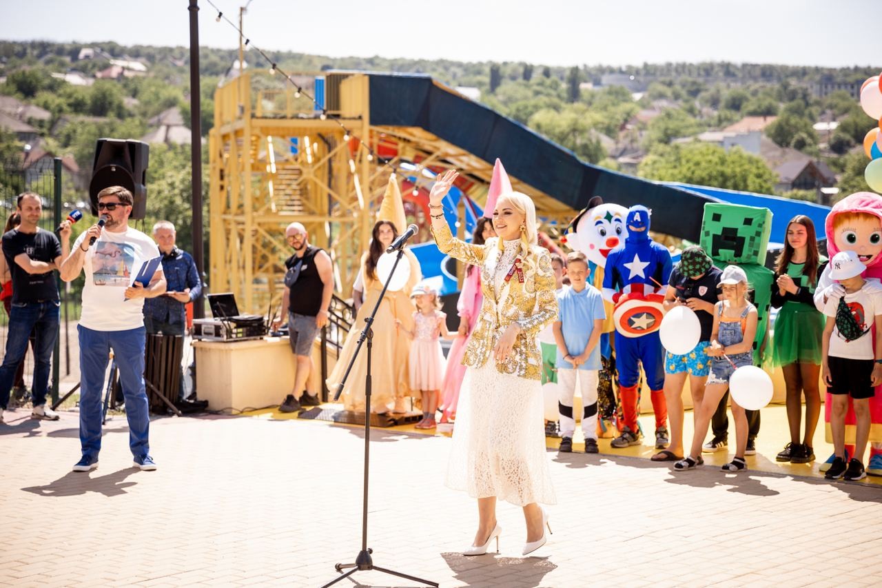 FOTO // Mii de oameni sărbătoresc Ziua Copilului, la OrheiLand, unde a fost dat startul sezonului estival