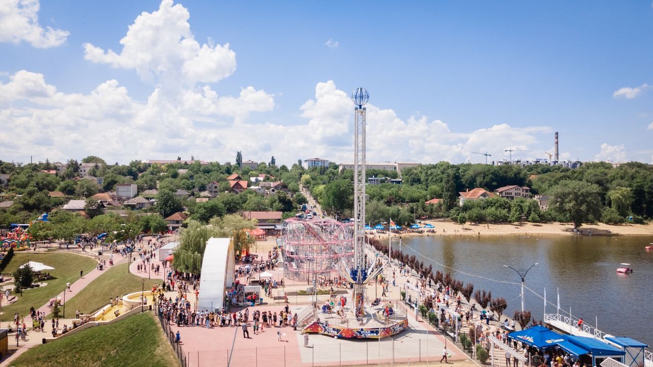 FOTO // Mii de oameni sărbătoresc Ziua Copilului, la OrheiLand, unde a fost dat startul sezonului estival