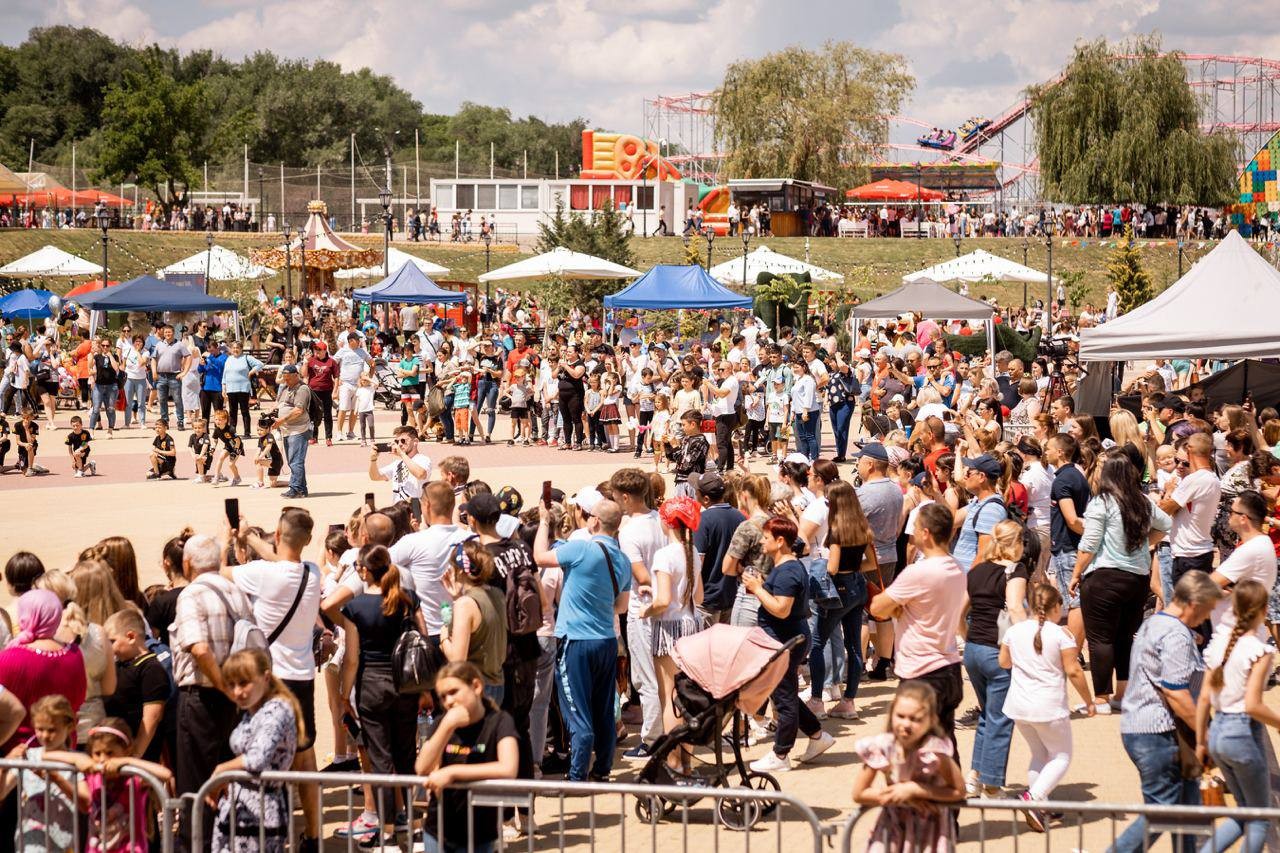 FOTO // Mii de oameni sărbătoresc Ziua Copilului, la OrheiLand, unde a fost dat startul sezonului estival