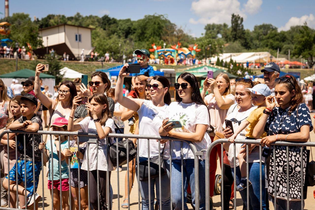 FOTO // Mii de oameni sărbătoresc Ziua Copilului, la OrheiLand, unde a fost dat startul sezonului estival