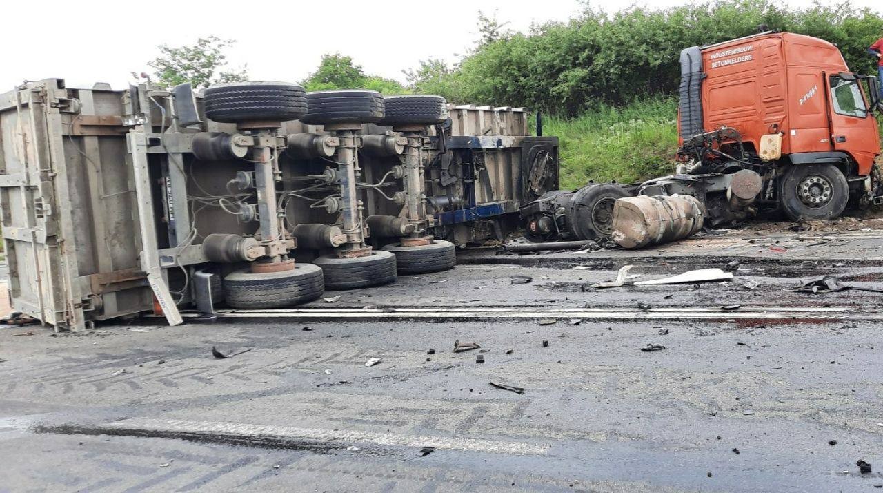 ULTIMA ORĂ // FOTO: Accident grav la Ialoveni. Două camioane s-au ciocnit violent: Ambii șoferi, morți