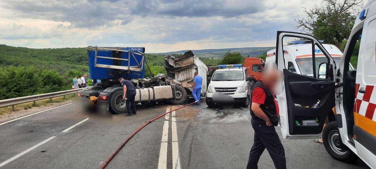 ULTIMA ORĂ // FOTO: Accident grav la Ialoveni. Două camioane s-au ciocnit violent: Ambii șoferi, morți