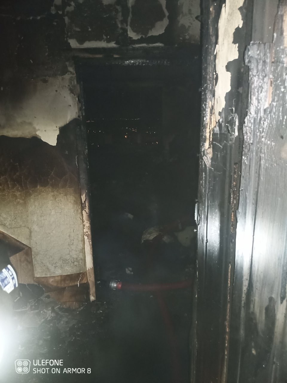 FOTO // Incendiu puternic într-un apartament din blocul unde în 2018 a avut loc explozia mortală