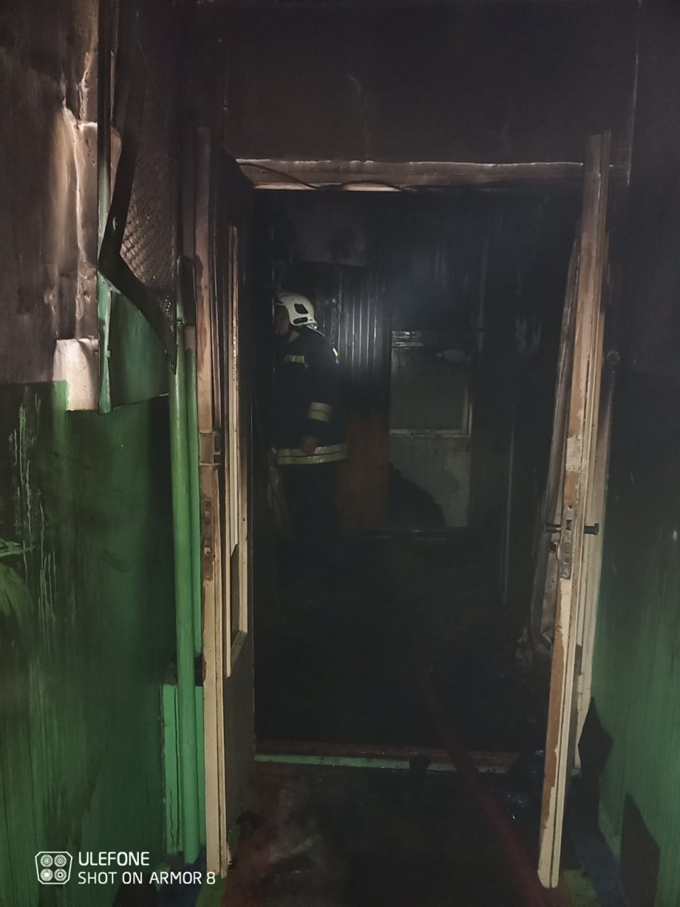 FOTO // Incendiu puternic într-un apartament din blocul unde în 2018 a avut loc explozia mortală