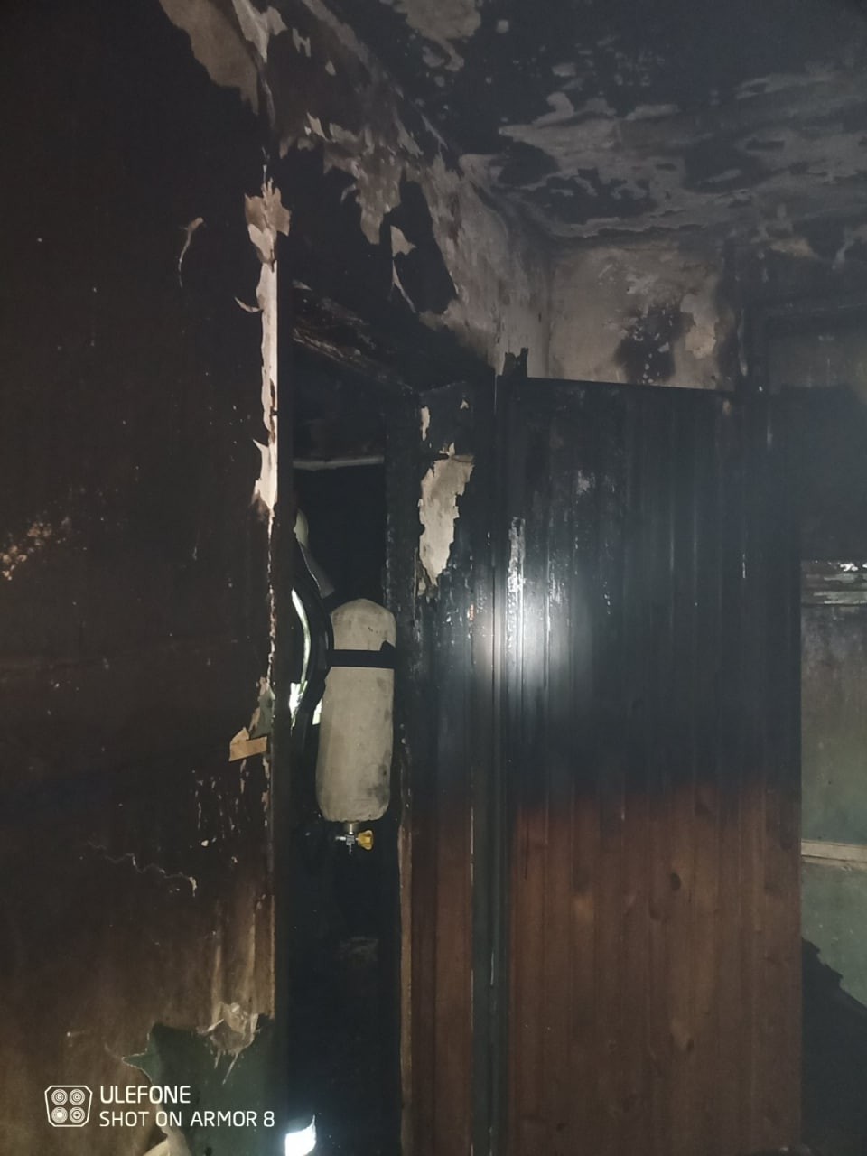 FOTO // Incendiu puternic într-un apartament din blocul unde în 2018 a avut loc explozia mortală