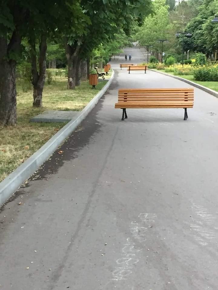 Imagini REVOLTĂTOARE // Mai multe bănci amplasate pe aleea principală din Parcul Valea Trandafirilor, vandalizate