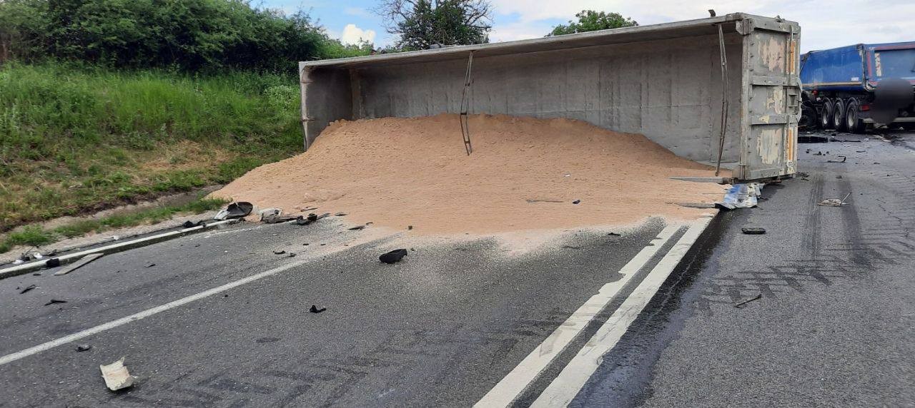 ULTIMA ORĂ // FOTO: Accident grav la Ialoveni. Două camioane s-au ciocnit violent: Ambii șoferi, morți