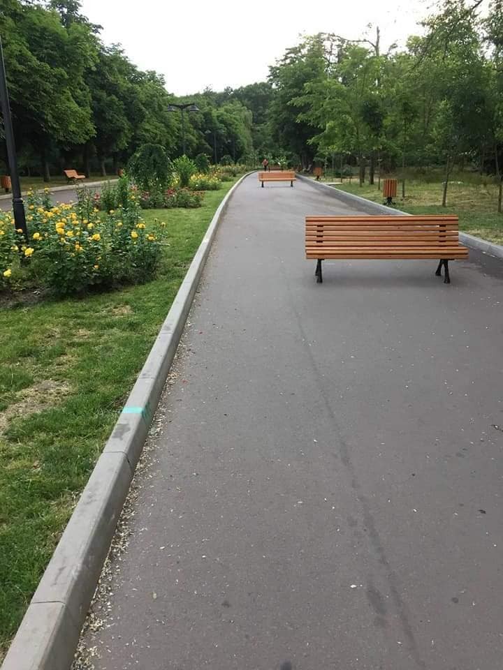 Imagini REVOLTĂTOARE // Mai multe bănci amplasate pe aleea principală din Parcul Valea Trandafirilor, vandalizate