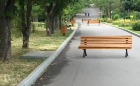 Imagini REVOLTĂTOARE // Mai multe bănci amplasate pe aleea principală din Parcul Valea Trandafirilor, vandalizate