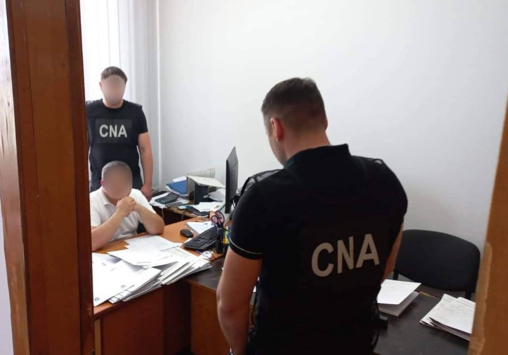 Un consilier de probațiune din Ocnița a fost reținut în flagrant de ofițerii CNA și procurorii anticorupție pentru mită