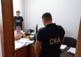Un consilier de probațiune din Ocnița a fost reținut în flagrant de ofițerii CNA și procurorii anticorupție pentru mită