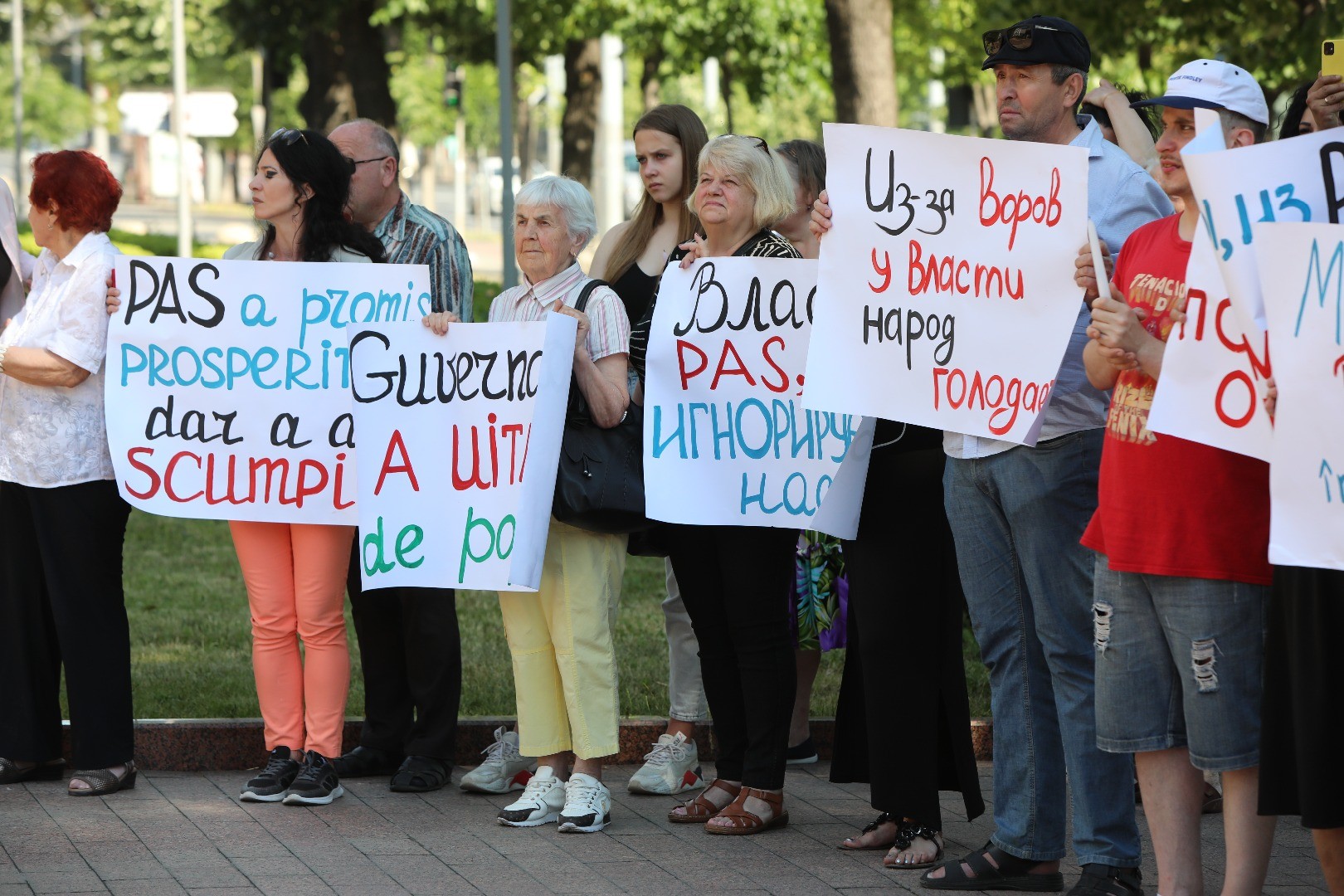 Partidul „ȘOR” și PCRM au protestat în fața Parlamentului față de scumpirea energiei electrice: Cu PAS la guvernare revenim la lumânare