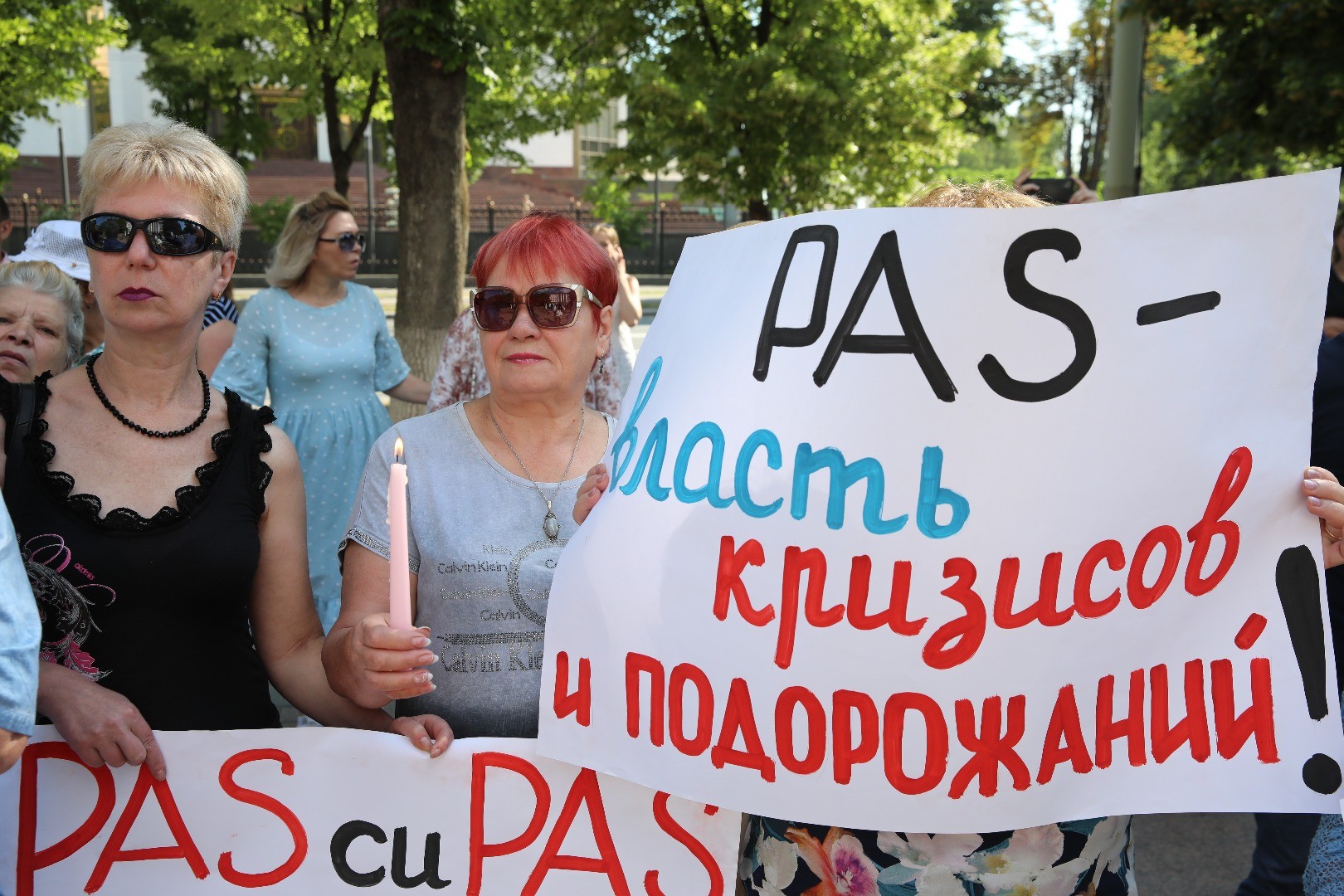 Partidul „ȘOR” și PCRM au protestat în fața Parlamentului față de scumpirea energiei electrice: Cu PAS la guvernare revenim la lumânare