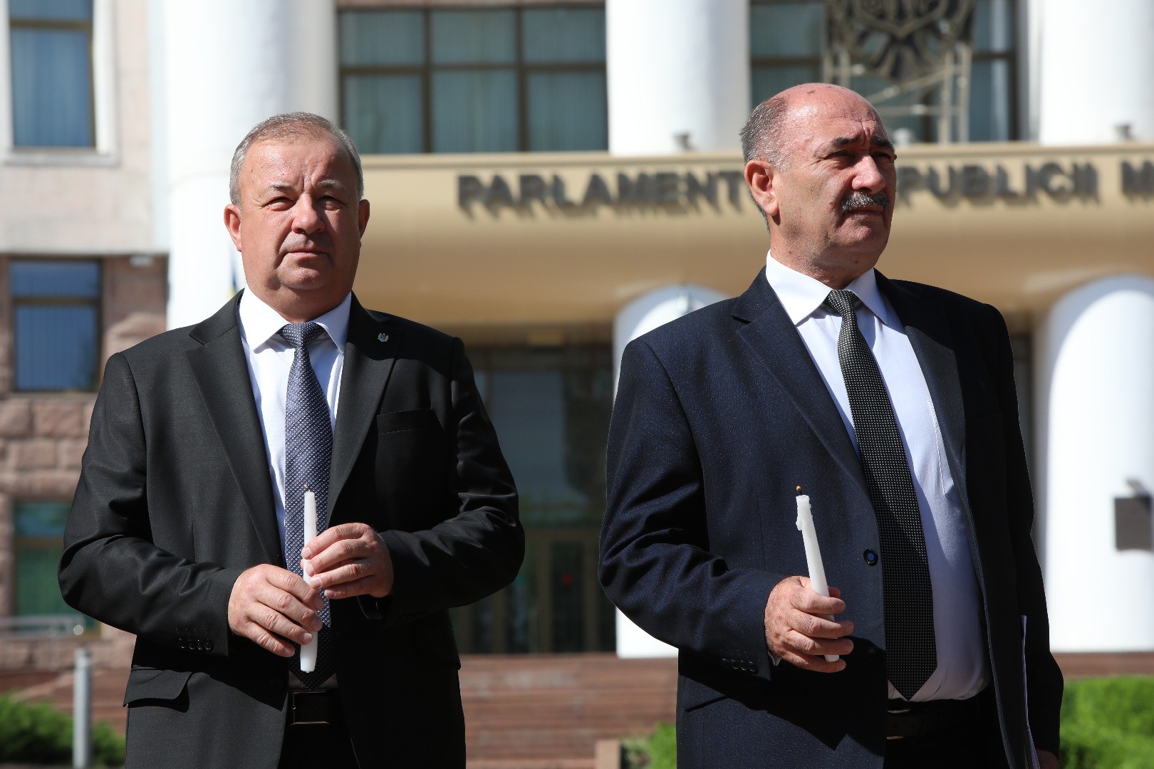 Partidul „ȘOR” și PCRM au protestat în fața Parlamentului față de scumpirea energiei electrice: Cu PAS la guvernare revenim la lumânare