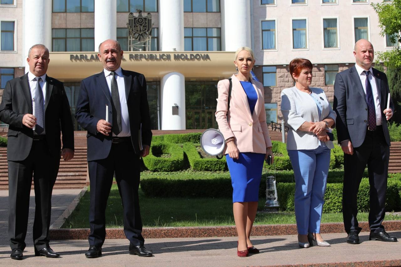 Partidul „ȘOR” și PCRM au protestat în fața Parlamentului față de scumpirea energiei electrice: Cu PAS la guvernare revenim la lumânare