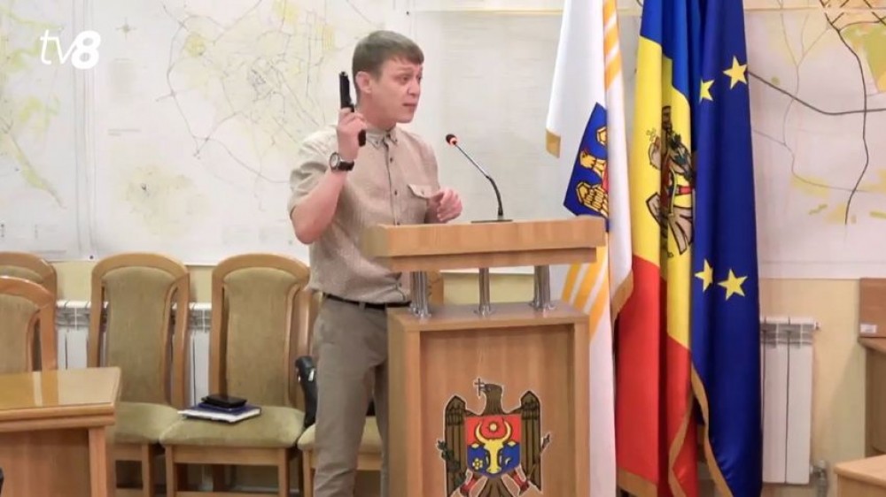 A venit cu pistolul la la ședința CMC să se facă auzit. Isprava unui activist nervos: „Draci ce sunteți”