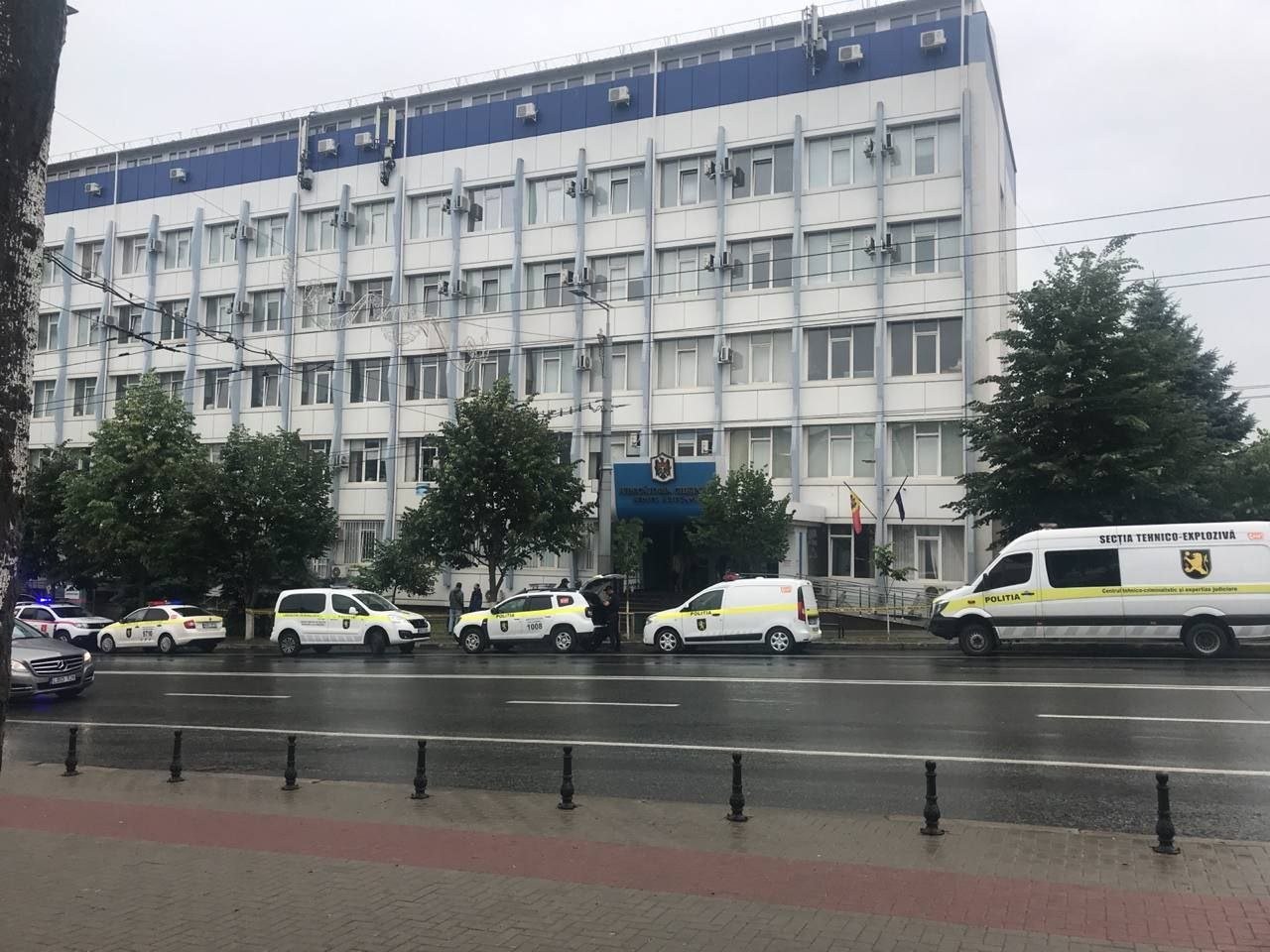 ULTIMA ORĂ // Alertă cu bombă la Judecătoria Chișinău sediul Buiucani
