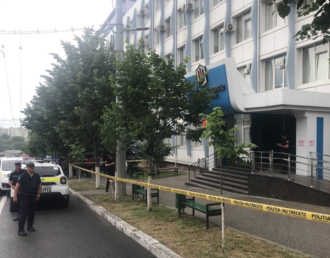 ULTIMA ORĂ // Alertă cu bombă la Judecătoria Chișinău sediul Buiucani