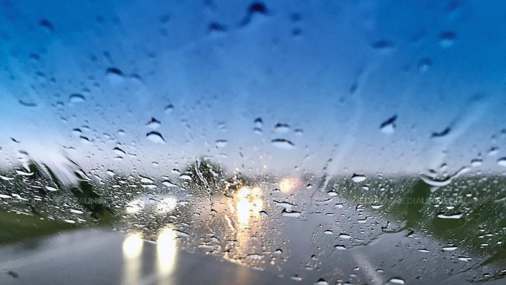 Alertă METEO: Cod galben de precipitații puternice cu descărcări electrice