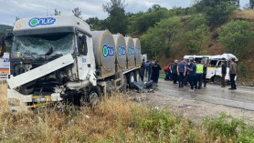 Sau pornit la nuntă dar n-au mai ajuns. Opt morți și zece răniți după ce un microbuz s-a ciocnit cu un camion în Turcia
