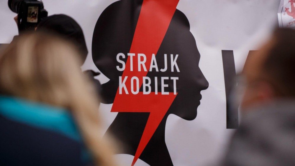 Polonia își OBLIGĂ femeile să raporteze dacă sunt gravide