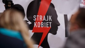 Polonia își OBLIGĂ femeile să raporteze dacă sunt gravide