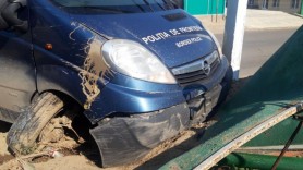 O mașină a Poliției de Frontieră GRAV avariată: S-ar fi ferit de un câine și au ajuns într-un gard