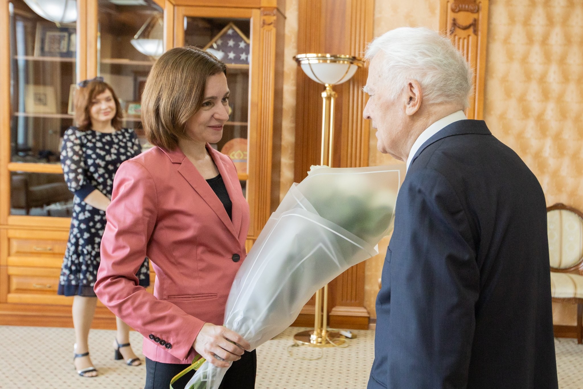 Spiridon Vangheli, în vizită la președinție. Maia Sandu: Am crescut cu cărțile lui, le-am citit și recitit de nenumărate ori