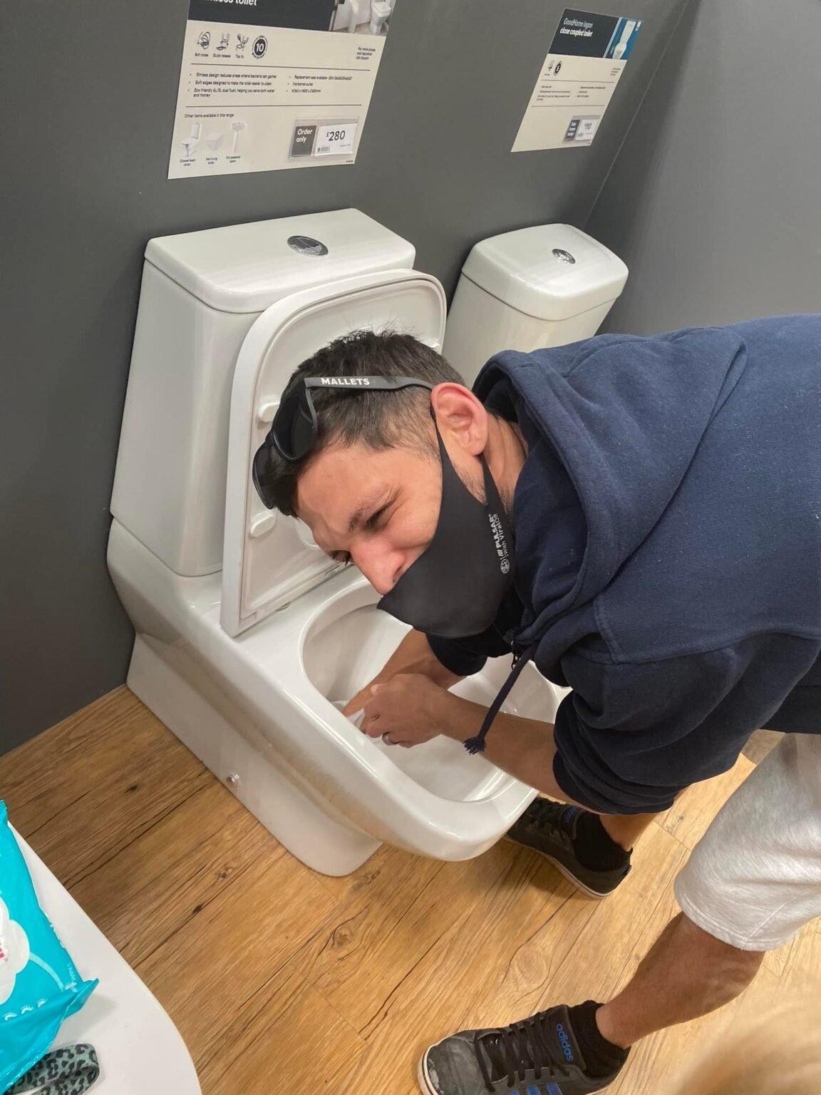 FOTO // Moment amuzant: Un băieţel de 4 ani şi-a făcut nevoile într-un WC expus în magazin. Ce pedeapsă a primit tatăl