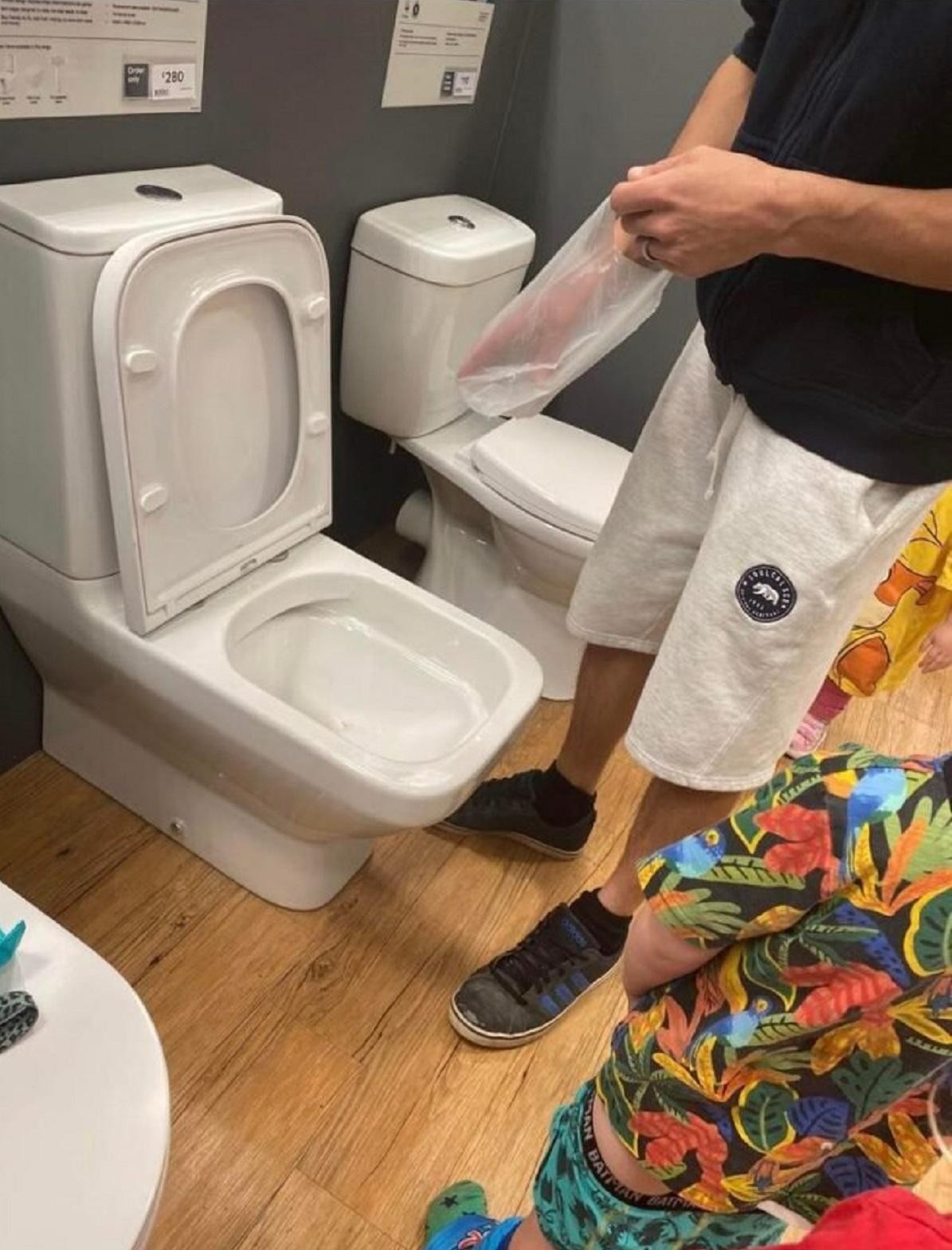 FOTO // Moment amuzant: Un băieţel de 4 ani şi-a făcut nevoile într-un WC expus în magazin. Ce pedeapsă a primit tatăl