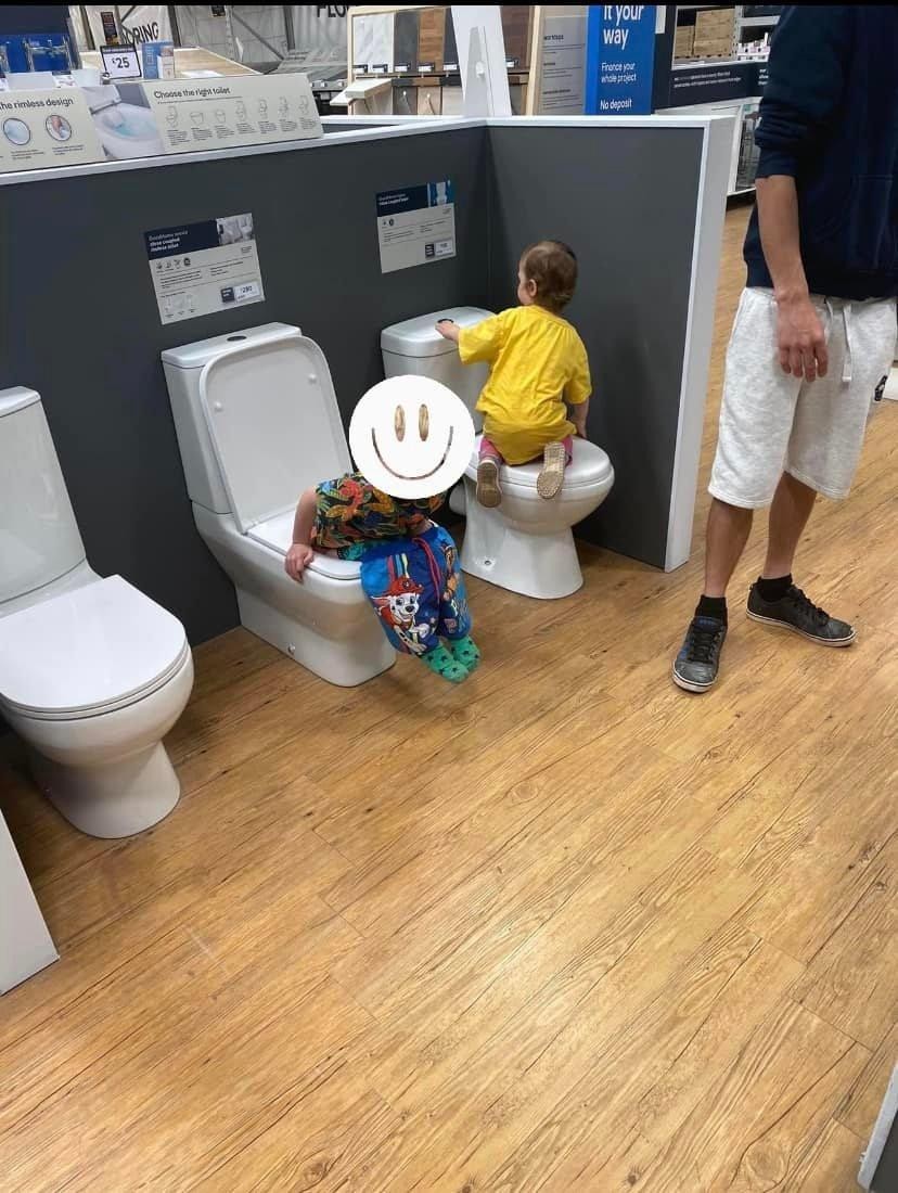 FOTO // Moment amuzant: Un băieţel de 4 ani şi-a făcut nevoile într-un WC expus în magazin. Ce pedeapsă a primit tatăl