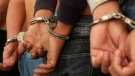 Un executor judecătoresc și doi complici ai săi acuzați că au deposedat un bărbat din Capitală de apartament