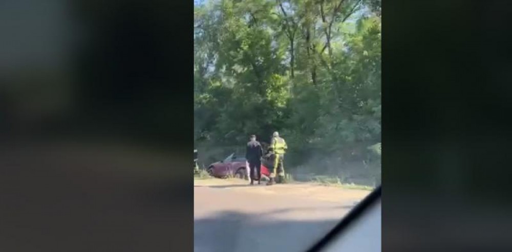 Accident la Vatra: Un automobil a ajuns într-un șanț