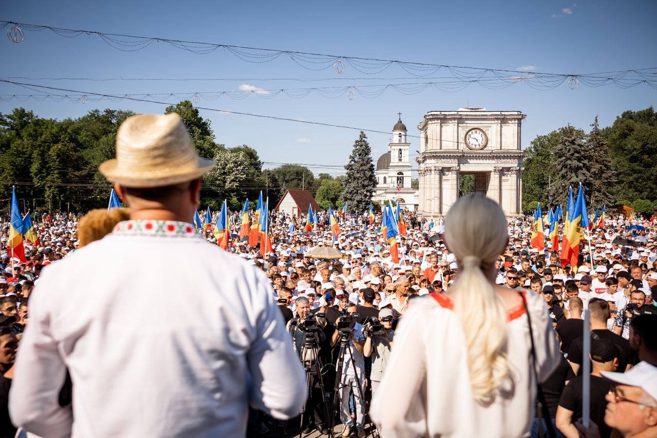 FOTO // Protest de amploare în Capitală! Partidul „ȘOR” anunță că peste 40 de mii de oameni s-ar fi adunat în PMAN