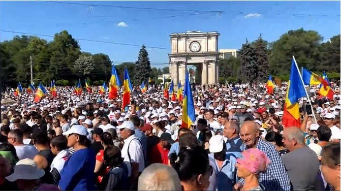 LIVE // Imagini ÎN DIRECT de la protestul cu genericul „ O VIAȚĂ NOUĂ” din PMAN, Chișinău