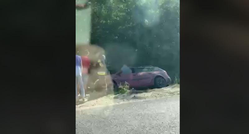 Accident la Vatra: Un automobil a ajuns într-un șanț
