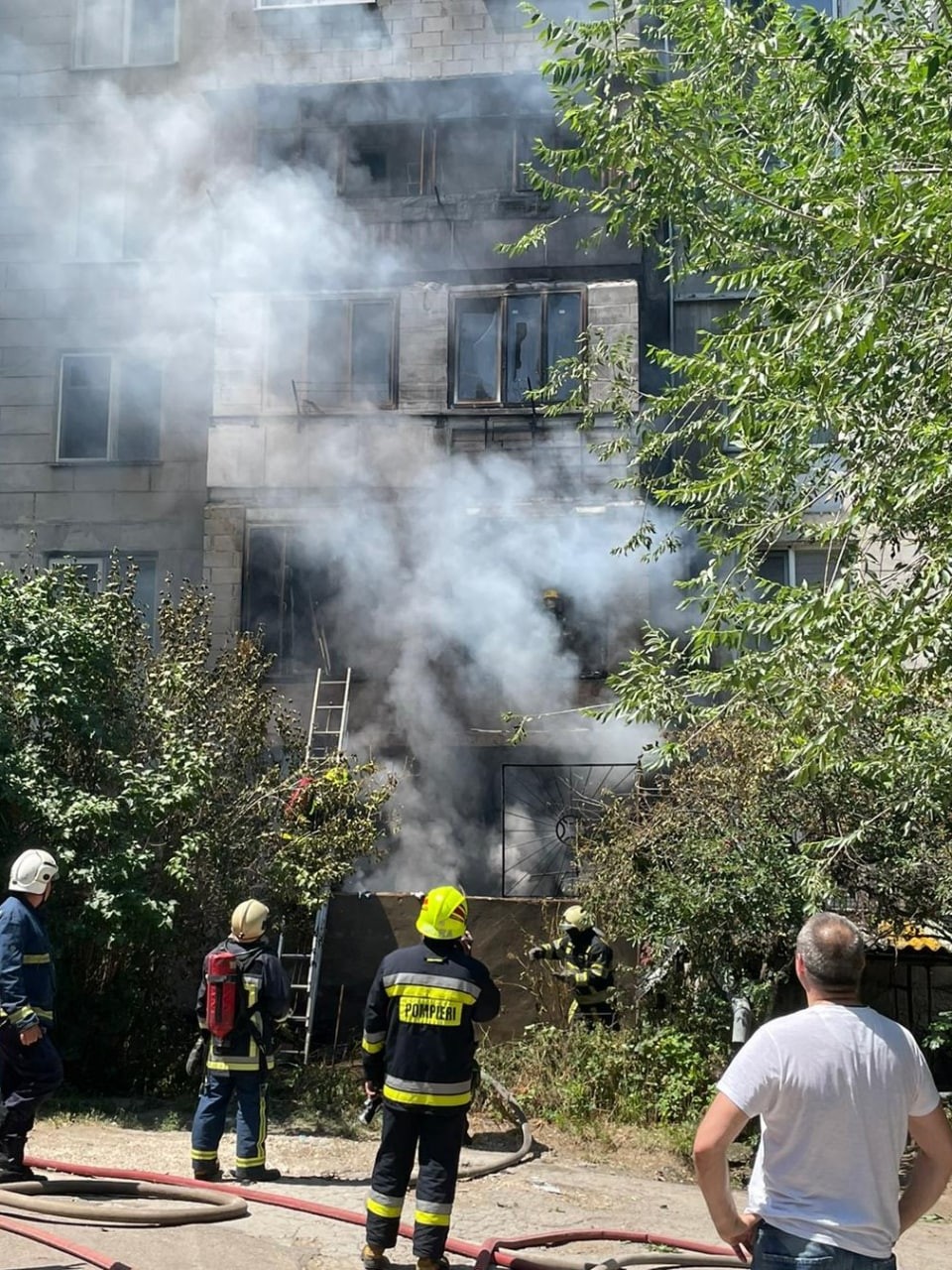 FOTO // Incendiu puternic la Botanica. La fața locului au intervenit 5 echipaje de pompieri