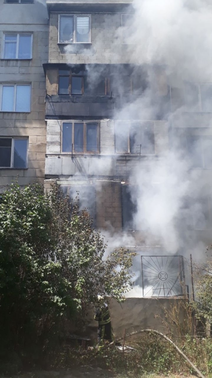 FOTO // Incendiu puternic la Botanica. La fața locului au intervenit 5 echipaje de pompieri