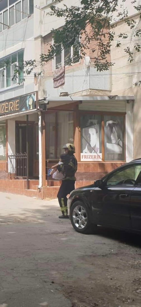 FOTO // La un pas de tragedie în Chișinău. O fetiță de 9 ani a fost salvată dintr-un apartament cuprins de flăcări