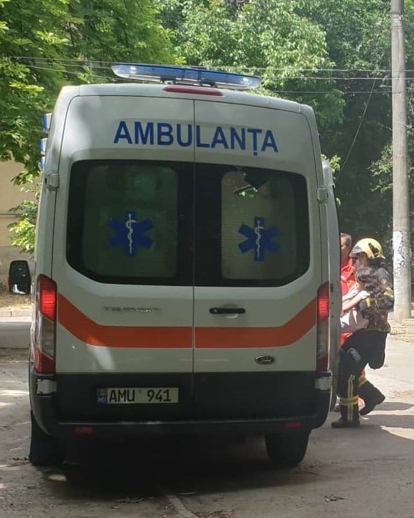 FOTO // La un pas de tragedie în Chișinău. O fetiță de 9 ani a fost salvată dintr-un apartament cuprins de flăcări