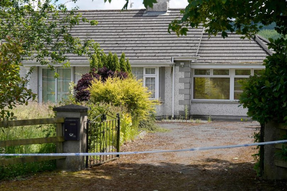 Irlanda: Doi bătrâni găsiţi morți în casă după 18 luni de la deces. Vecinii au crezut că s-au mutat