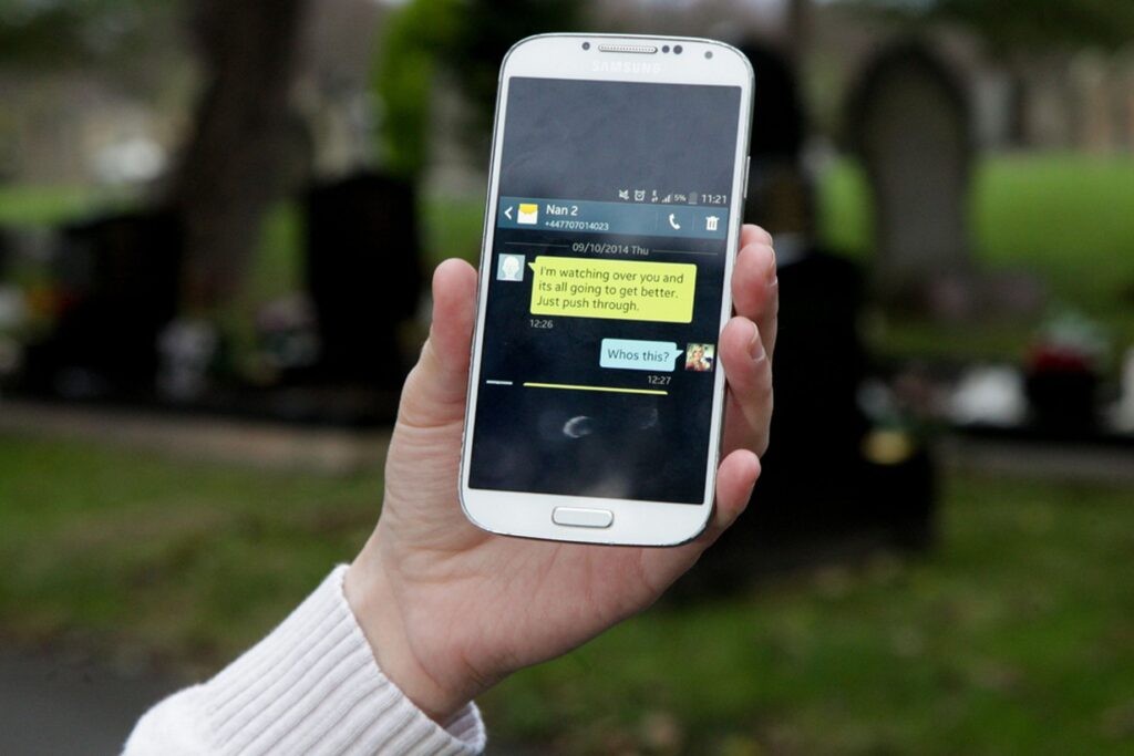 Și-au îngropat bunica alături de telefonul ei mobil. Ce SMS au primit nepotii ei, la 3 ani de la înmormântare
