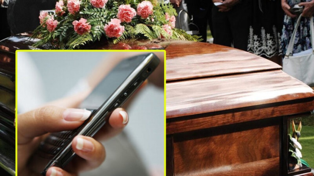 Și-au îngropat bunica alături de telefonul ei mobil. Ce SMS au primit nepotii ei, la 3 ani de la înmormântare