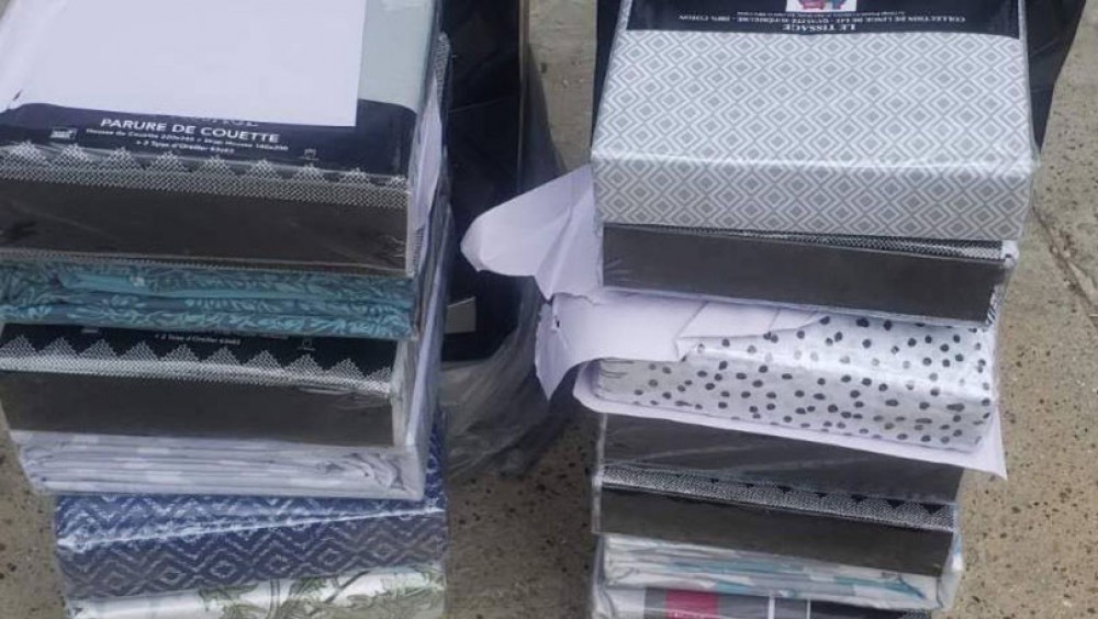 Contrabandă cu lenjerie de pat deconspirată la postul vamal de la Costești