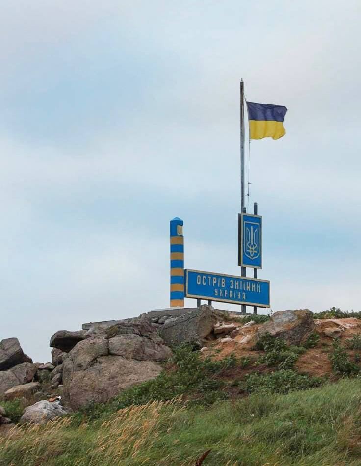 FOTO // Steagul Ucrainei din nou la loc de cinste pe Insula Șerpilor