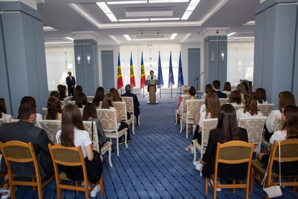 Prim-ministra Natalia Gavrilița a premiat cu diplome elevii cu 10 pe linie la examenul de bacalaureat