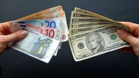Euro a coborât la cel mai scăzut nivel din 2002 în raport cu dolarul. Iată cauza
