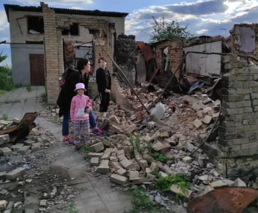 Fidelitate până la capăt: Un câine din Ucraina și-a așteptat familia printre ruinele casei în care cândva au locuit